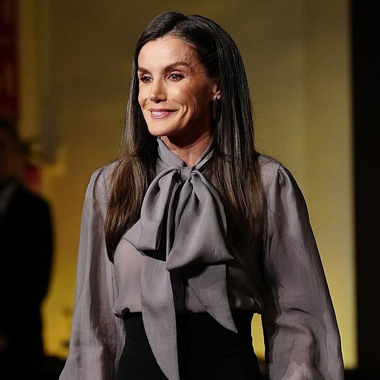 la-reina-letizia-sorprende-en-los-premios-zenda-con-pendiente-de